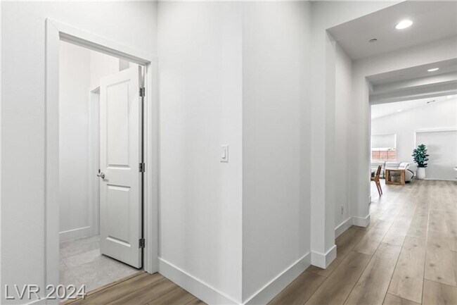 Building Photo - Elevated Desert Living with Strip & Mountain Views – Fully Furnished 6-Bedroom Retreat!