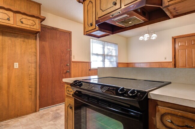 Building Photo - Wonderful 2 Bedroom 1.5 Bathroom Duplex!!!