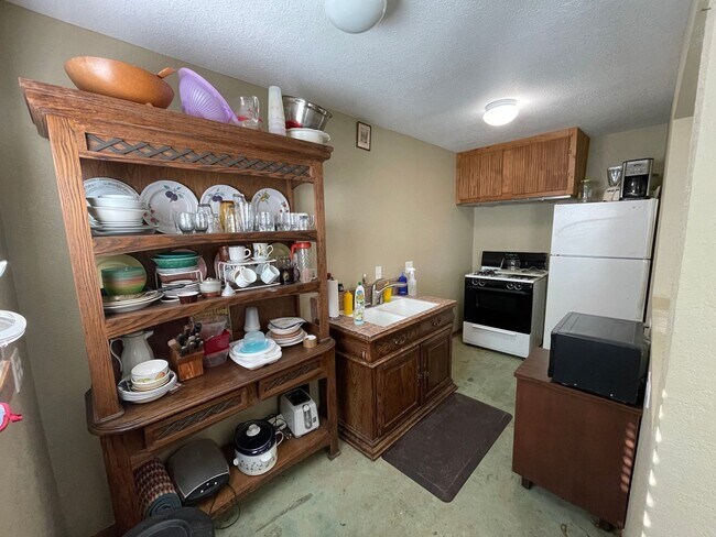 Building Photo - NEW ON MARKET // ALL BILLS PAID !