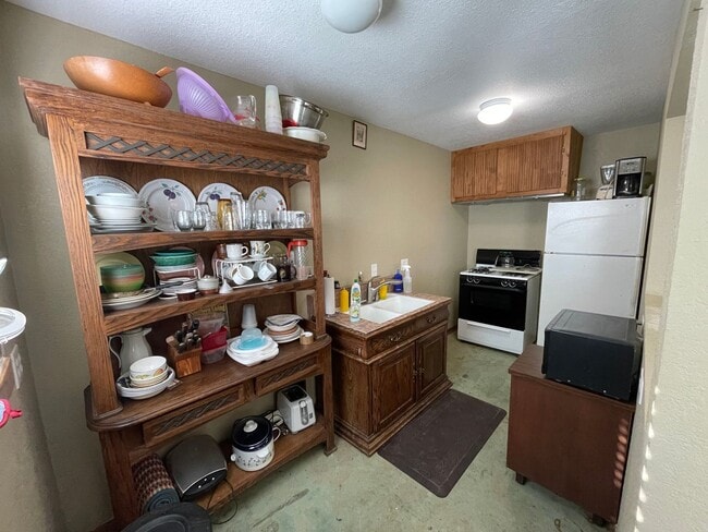 Building Photo - PRICE DROP!! // NEW ON MARKET // ALL BILLS...