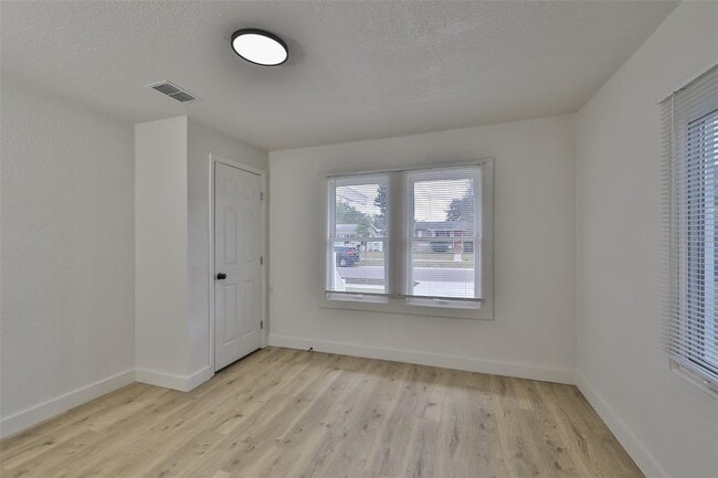 Building Photo - 875 53rd Terrace N