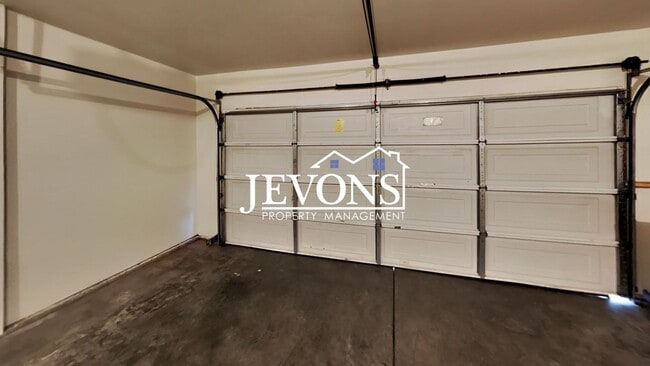 Building Photo - Two-bedroom home with a fully equipped kit...