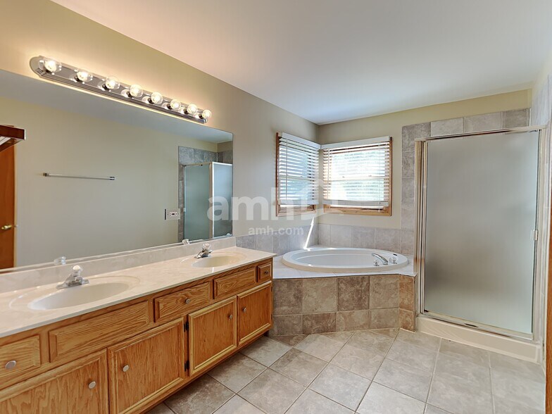 Building Photo - 302 Thames Dr