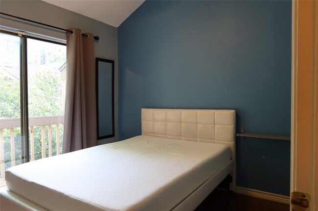 Building Photo - 2210 Pearl St