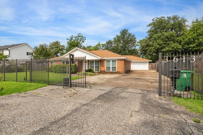 Building Photo - 3613 Lazy Spring Dr