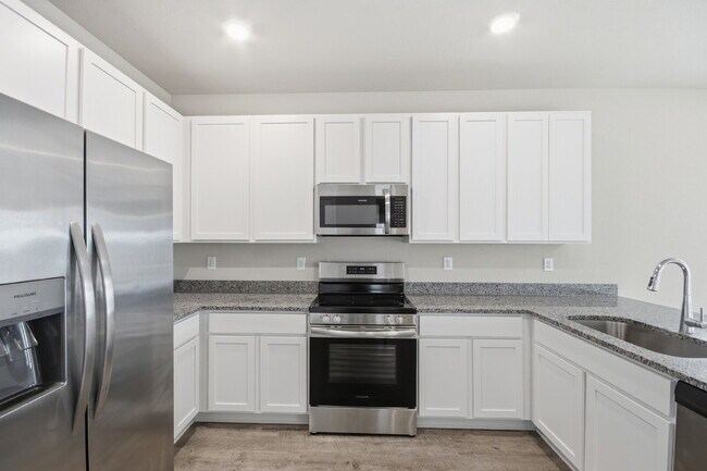 Building Photo - "Charming 3-Bedroom Retreat with 2 Baths in the Heart of New Braunfels!"