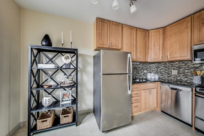 Building Photo - 1824 N Lincoln Park W