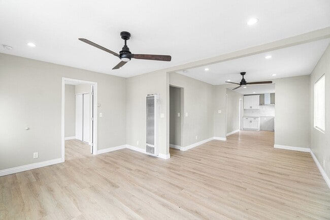 Building Photo - RECENTLY REMODELED, BRIGHT & AIRY 3BR2BA HOUSE ON SPACIOUS CORNER LOT W/ LARGE WRAP AROUND YARD &...