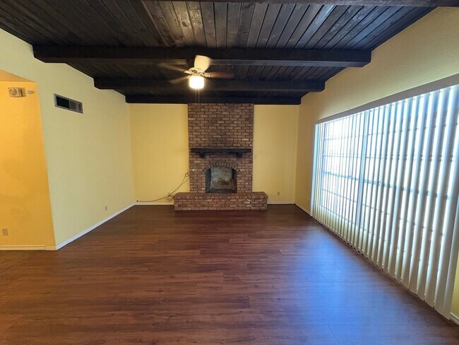 Building Photo - Mesa 2 Bedroom 1 Bath in Triplex Building