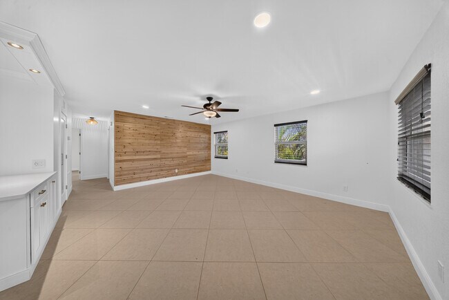 Building Photo - 2319 Tamarind Dr