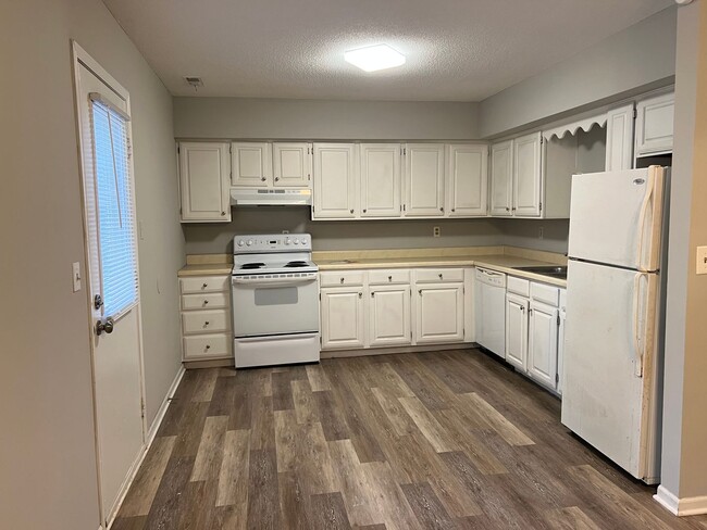 Building Photo - 382/384 Catherine