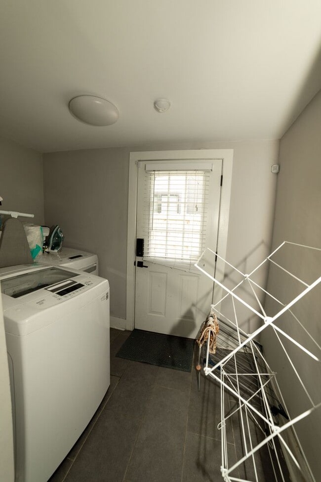 Building Photo - Charming 3-Bedroom Furnished Home – Walk t...