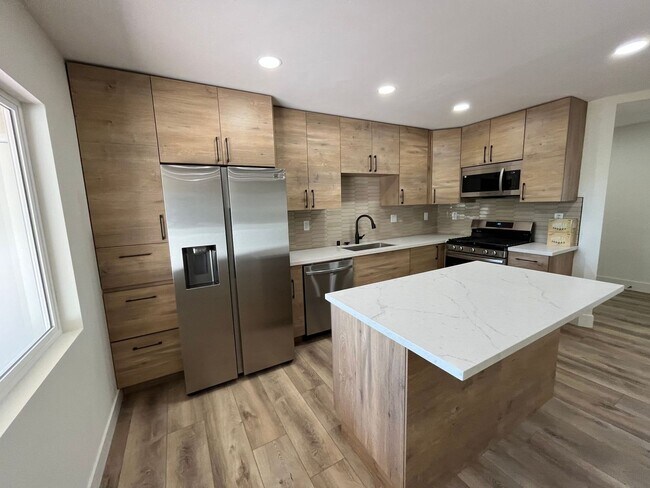 Building Photo - Large 6 bed 3 bath House on East Falls! Co...