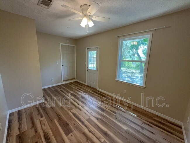 Building Photo - 7401 Bernadette Dr