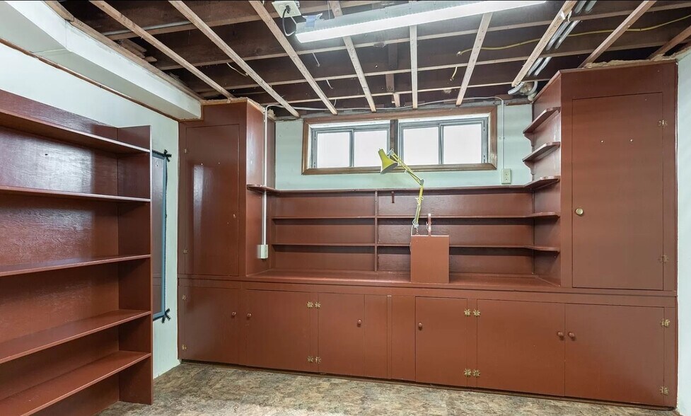 Building Photo - 6613 N Amherst St