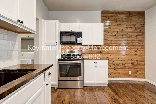 Building Photo - 1444 NE 13th St