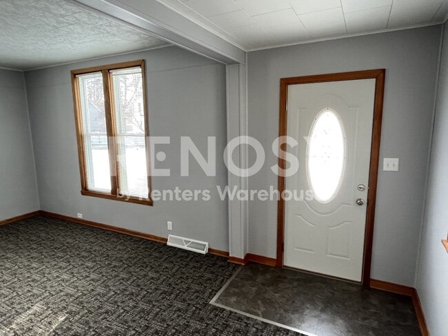 Building Photo - 4BD/2BA in Newport Available Now!