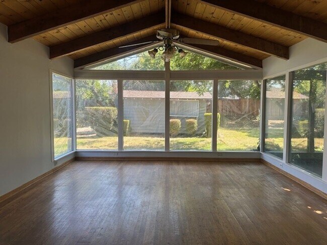 Building Photo - Nice 2-Story Single Family Home With Offic...