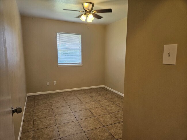 Building Photo - 207 Shadow Oaks Dr