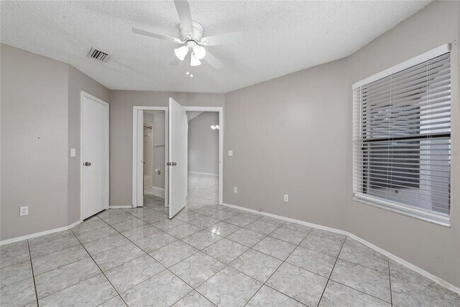 Building Photo - 140 Lakepointe Cir