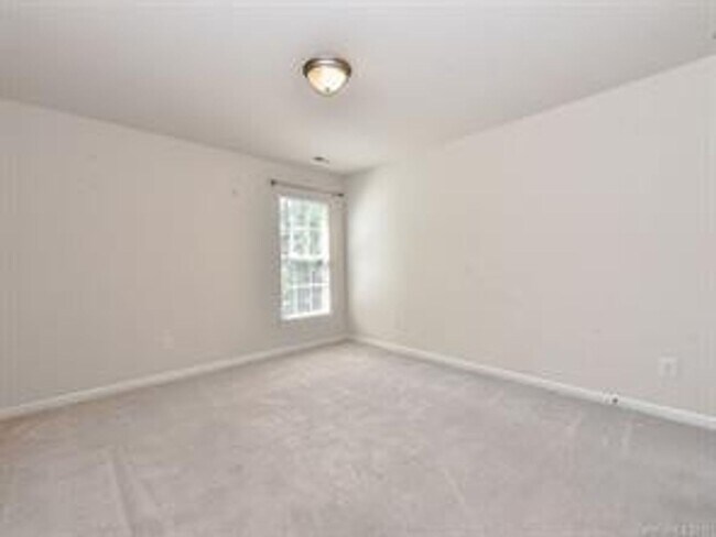 Building Photo - Beautiful Townhome located in the Blakeney...