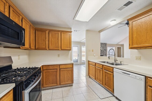 Building Photo - 16330 Leamington Ln