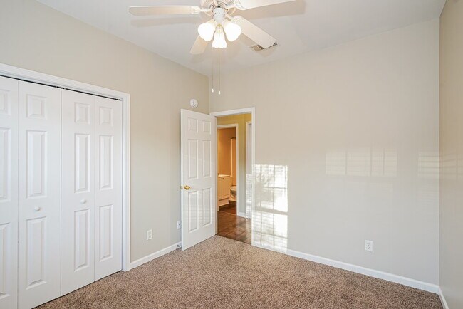 Building Photo - 1022 Seven Oaks Blvd