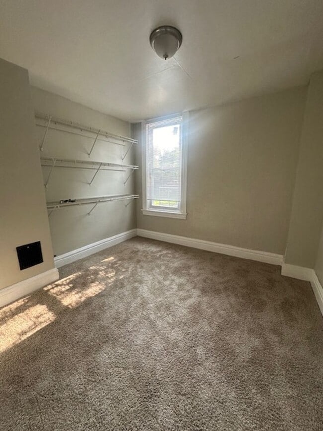 Building Photo - 4 Bed, 2 Bath in Oakland- Available Aug 1-...