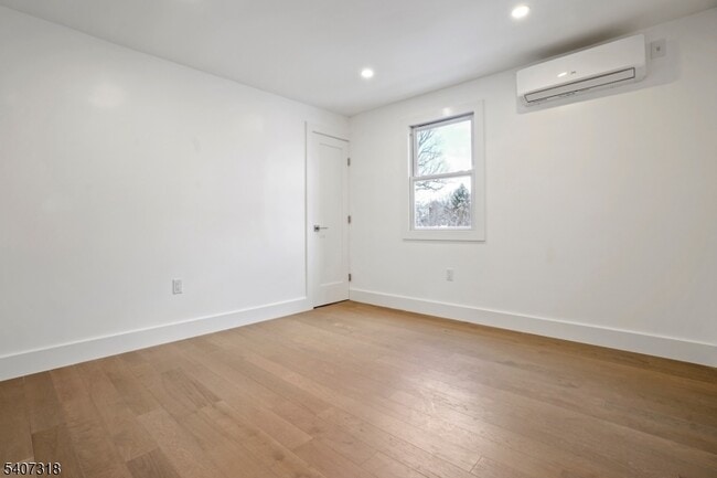 Building Photo - 554 Hort St