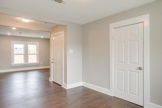 Building Photo - Beautifully Remodelled 1922 Home- Duplex- Upstairs Unit-  3 Bedroom, 2 Bath- 2 Miles from TCU-  7...