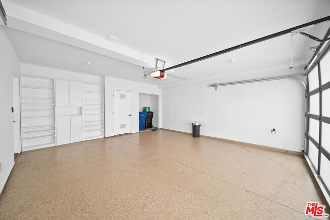 Building Photo - 733 N Gramercy Pl