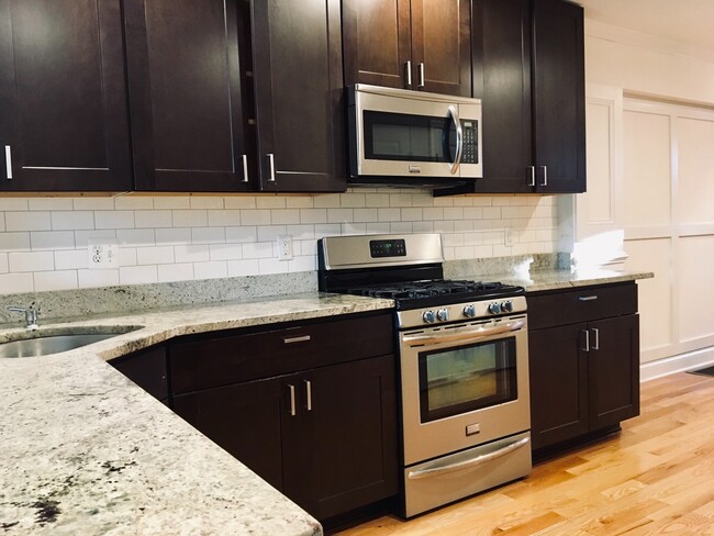 Building Photo - Charming 2 Bedroom/3 Bathroom Townhome w/ Den and In-Unit Laundry in Locust Point, MD! - Parking ...