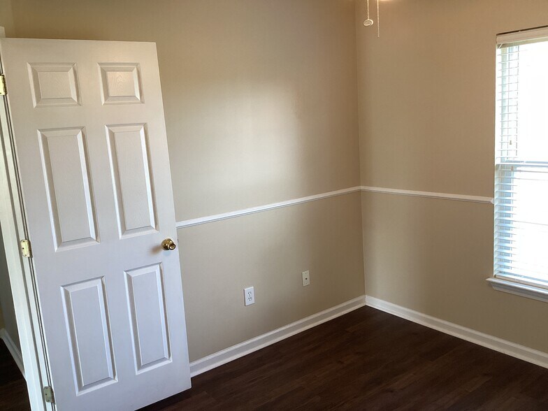 Building Photo - 8565 Chloe Ln