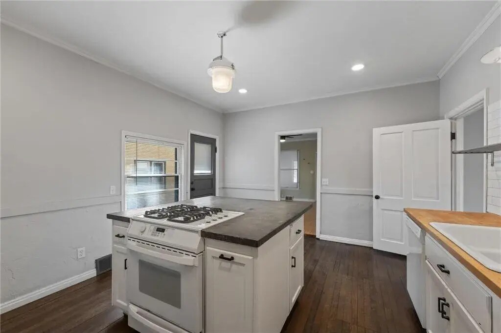 kitchen - 731 Fillmore St NE