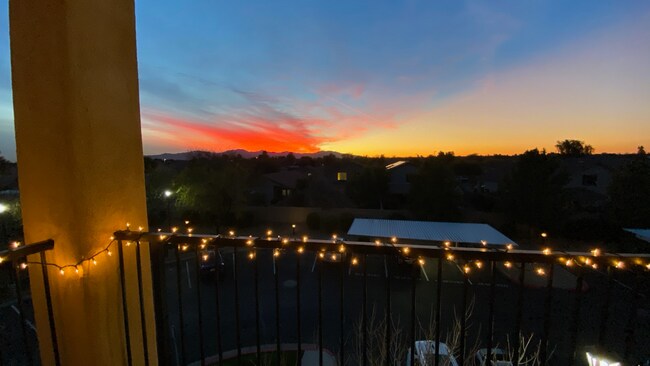 Building Photo - 3 bed 2 bath Condo