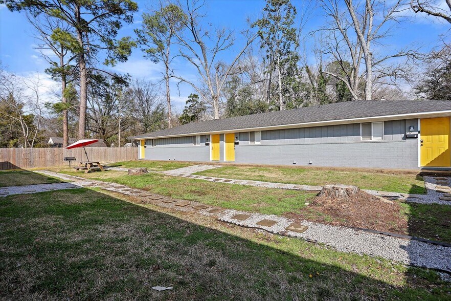 Building Photo - 216 Gunter St