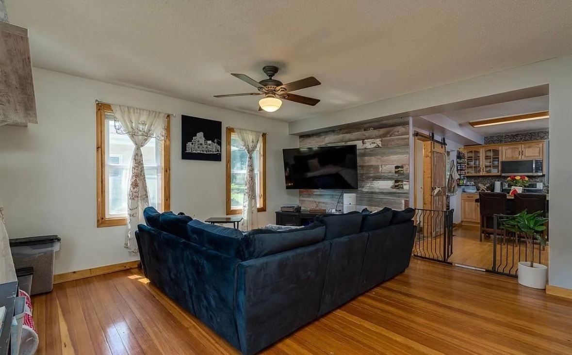 Building Photo - 415 8th St N