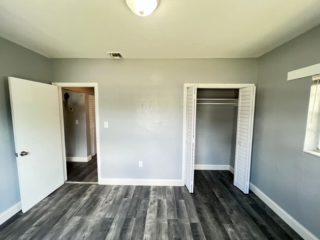 Building Photo - ****COMING SOON!**** 2 Bedroom 1 Bath unit...