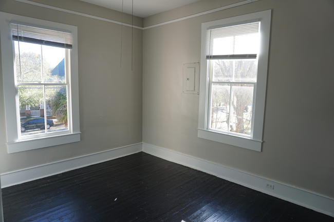 Building Photo - 2BR/1BA Stellar Apartment in Prime Locatio...