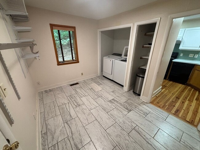 Building Photo - Gorgeous 3-Bedroom, 2-Bathroom Single Fami...