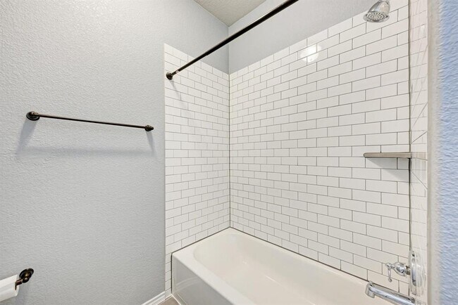 Building Photo - 136 Finley St