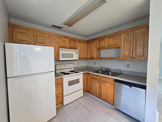 Building Photo - ANNUAL RENTAL - 55+ COMMUNITY 2/2 IN VISTA ROYALE