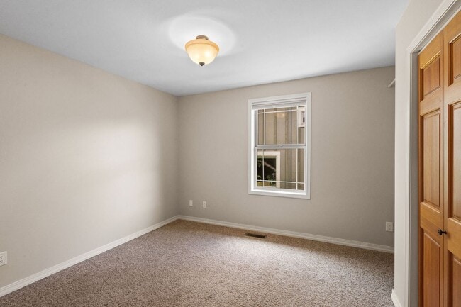 Building Photo - Spacious 3-Bedroom Home in Sought-After Valley West