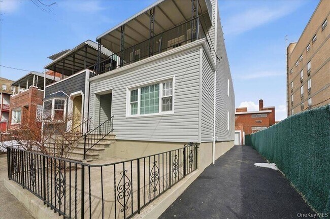 Building Photo - 1624 Seddon St