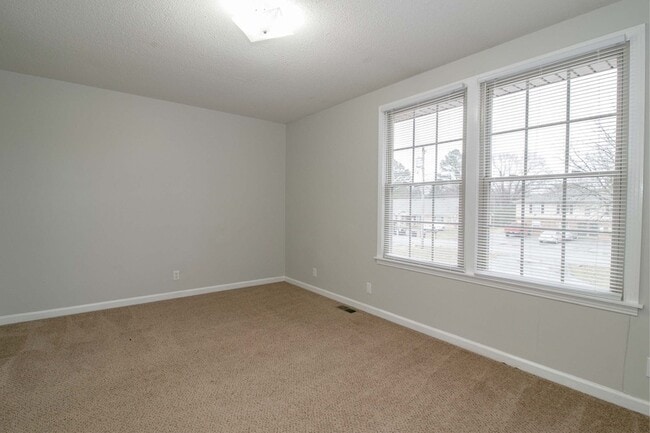 Building Photo - 812 Golf View Pl