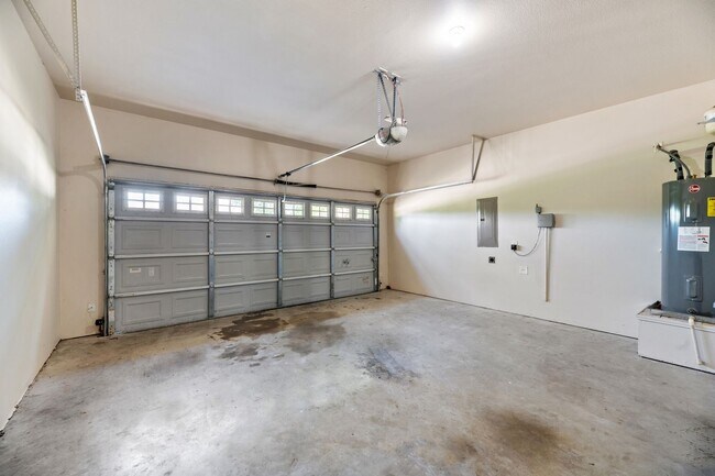 Building Photo - AVAILABLE NOW! Beautiful 3 Bedroom Duplex located in Lavon,Texas!