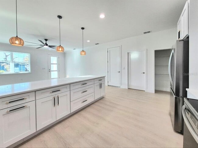 Building Photo - 3304 E North Bay St