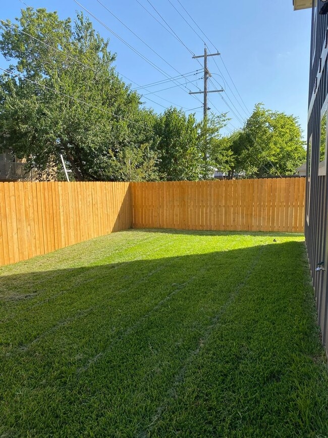 Building Photo - 208A Sterling