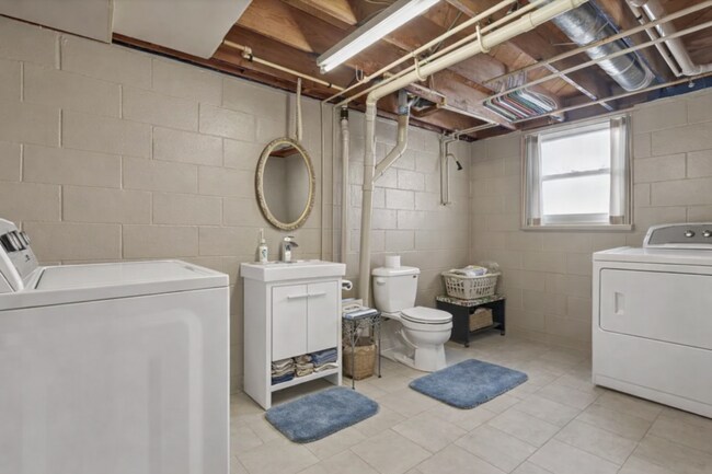 Building Photo - SUMMER SPECIAL! Beautiful 3 bedroom house on Bloomington's Eastside - Available Now!