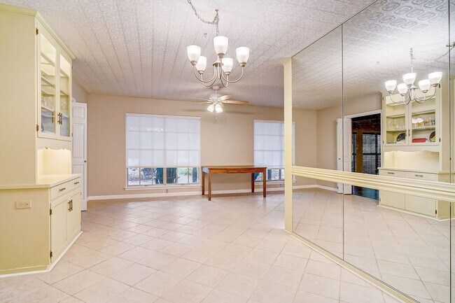 Building Photo - Welcome to this beautiful 3-bedroom, 2-bat...